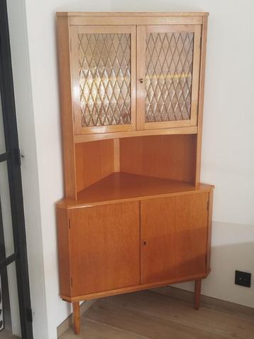 Mooie Vintage Deense hoekkast-lichte eikfineer met geel glas beschikbaar voor biedingen