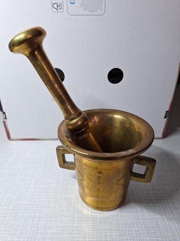 Vijzel en stamper, Enlèvement, Bronze