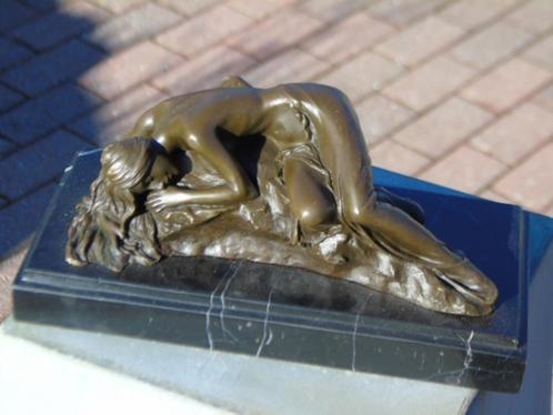 Naakte vrouw liggend op de grond in brons gesigneerd, Antiek en Kunst, Antiek | Brons en Koper, Brons, Ophalen