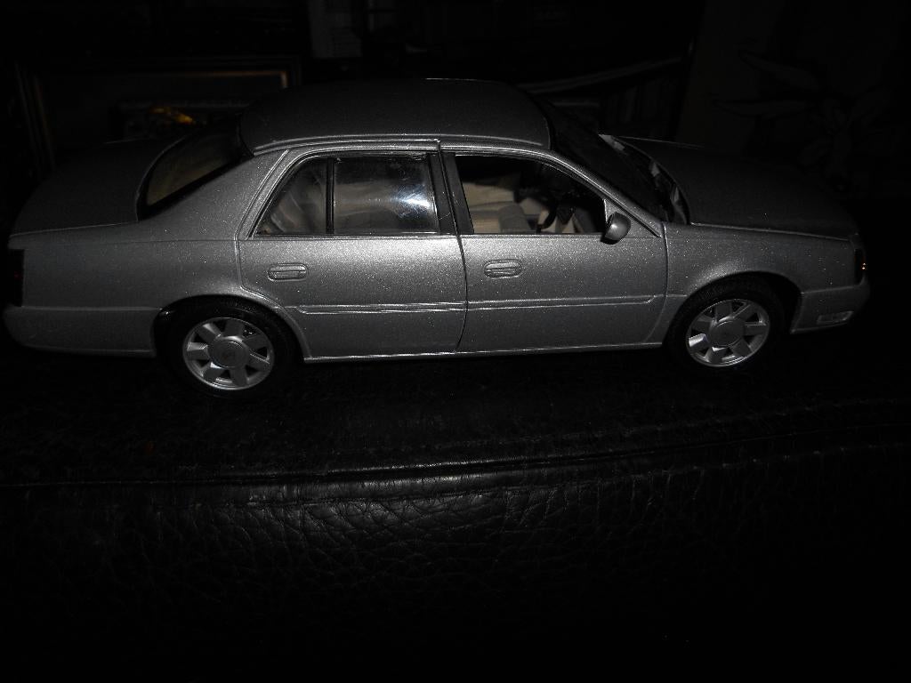 Maisto 1/18 Cadillac Deville 2000, Ophalen of Verzenden, Maisto