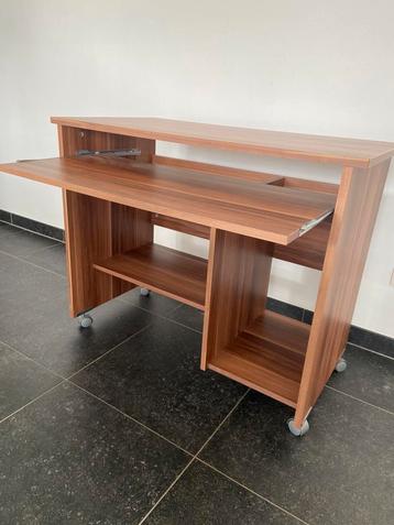 *Computertafel, walnoot, met toetsenbordlade en torenvak beschikbaar voor biedingen