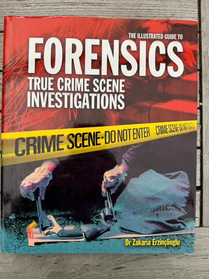 Illustrated guide to FORENSICS, Boeken, Detectives, Zo goed als nieuw, Ophalen of Verzenden