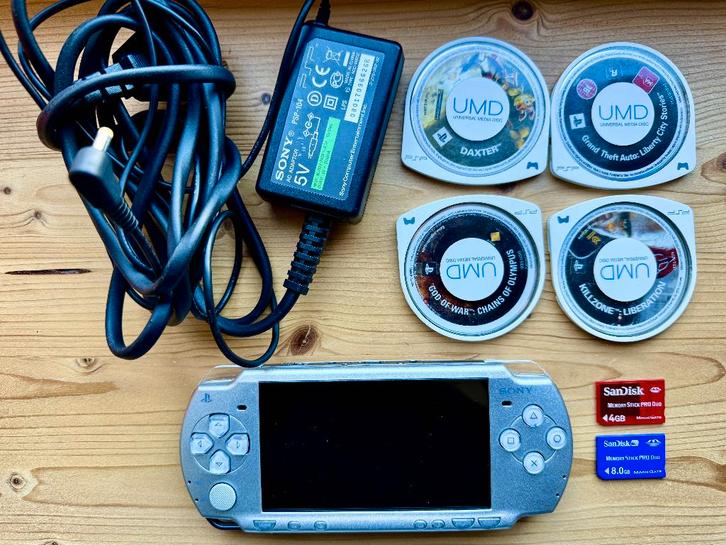 PSP-2000 avec chargeur, clés USB et 4 jeux, Consoles de jeu & Jeux vidéo, Consoles de jeu | Sony PSP, Utilisé, PSP, Autres couleurs