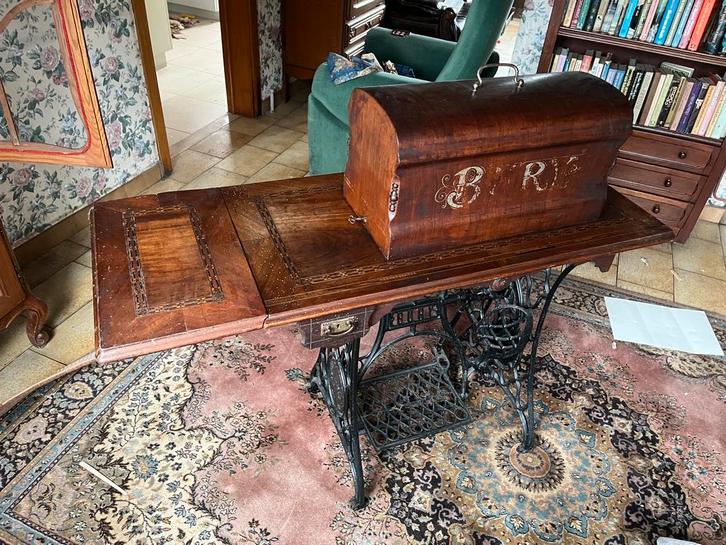 Antieke BURY naaimachine op gietijzeren trap, Antiek en Kunst, Antiek | Naaimachines, Ophalen