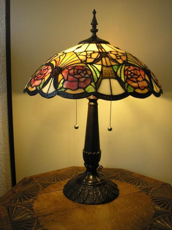 Mooie Tiffany tafellamp met kleurige kap en bijpassende voet, Huis en Inrichting, Lampen | Wandlampen, Zo goed als nieuw, Glas