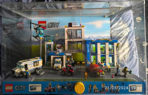 Lego 60043 en 60047 vitrinekast, Kinderen en Baby's, Speelgoed | Duplo en Lego, Zo goed als nieuw, Lego, Ophalen of Verzenden