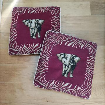Kussens met olifant beschikbaar voor biedingen