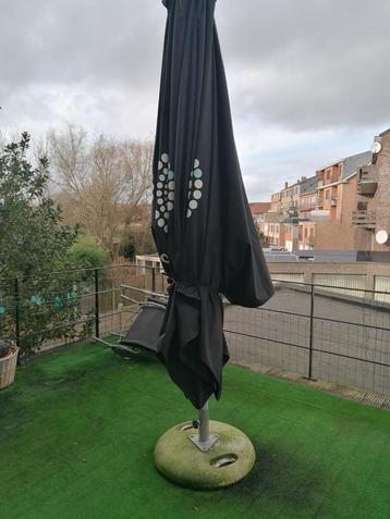 Houten parasol met betonnen voet  beschikbaar voor biedingen