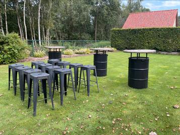 Industriële bar-tafels met houten blad  en barkrukken beschikbaar voor biedingen