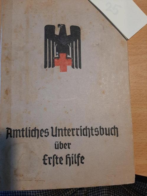 Amtlichers Unterrichtsbuch über Ehrste Hilfe (org.1942), Livres, Guerre & Militaire, Utilisé, Autres sujets/thèmes, Deuxième Guerre mondiale