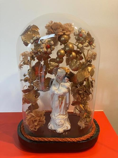 Maria beeldje Mariabeeld in porselein onder glazen stolp, Antiek en Kunst, Antiek | Religieuze voorwerpen, Ophalen