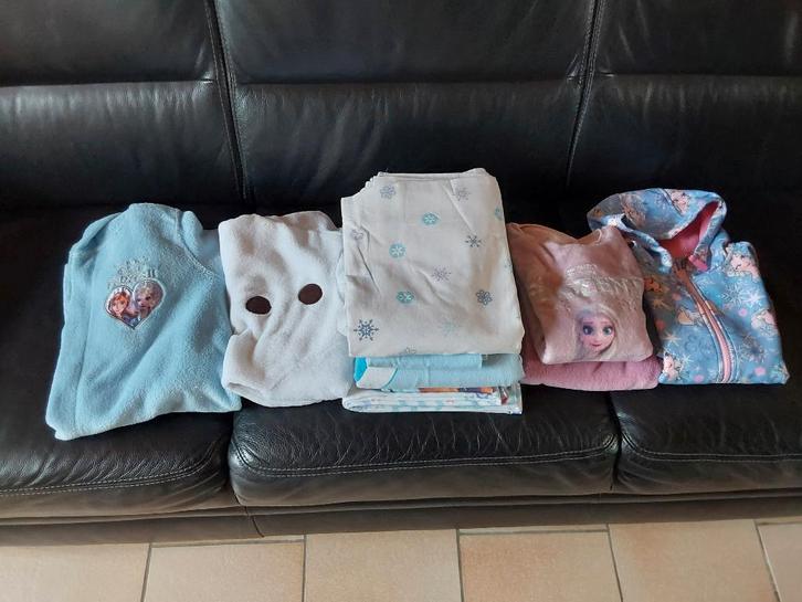 Pakket thema Frozen, 6 tot 8 jaar (ongeveer 116 /122/128) €5, Kinderen en Baby's, Kinderkleding | Kinder-kledingpakketten, Gebruikt