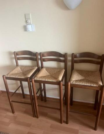 Drie barkrukjes, beschikbaar voor biedingen
