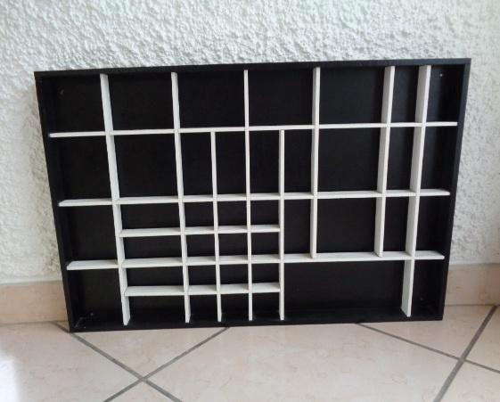 Présentoir pour bibelots miniatures noir/blanc, Antiek en Kunst, Kunst | Beelden en Houtsnijwerken, Verzenden