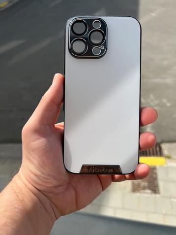 Coque iPhone 16 pro  disponible aux enchères