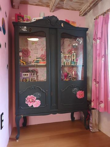 Armoire vitrine relookée originale - gris foncé rose. disponible aux enchères