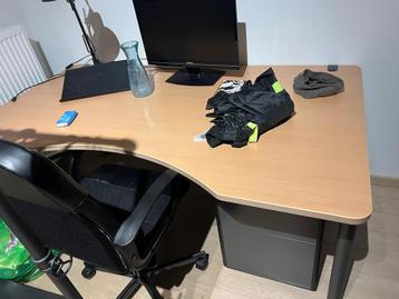 Bureau met ladenblok beschikbaar voor biedingen