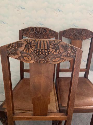 8 antieke houten en bruine leren stoelen  beschikbaar voor biedingen