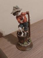 Decoratief beeldje : jongen die druiven stampt, Verzenden, Zo goed als nieuw, Mens