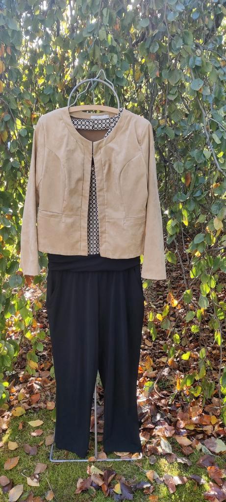 Jumpsuit met bijhorend jasje 44, Kleding | Dames, Jumpsuits, Zo goed als nieuw, Maat 42/44 (L), Beige, Ophalen of Verzenden