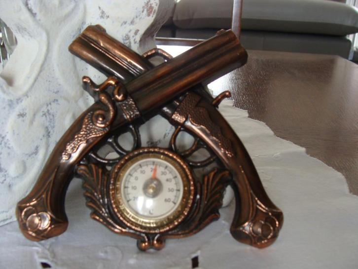 Baromètre en cuivre, entouré de 2 revolvers,  vintage, Audio, Tv en Foto, Weerstations en Barometers, Zo goed als nieuw, Barometer