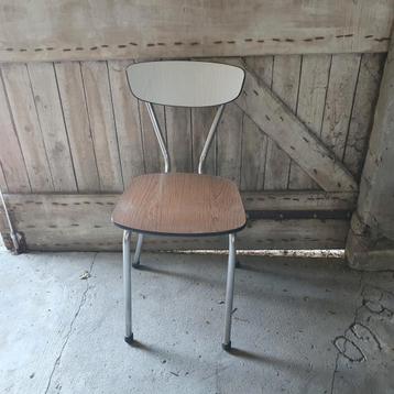 Formica tafel en 4 bijhorende stoelen.  beschikbaar voor biedingen