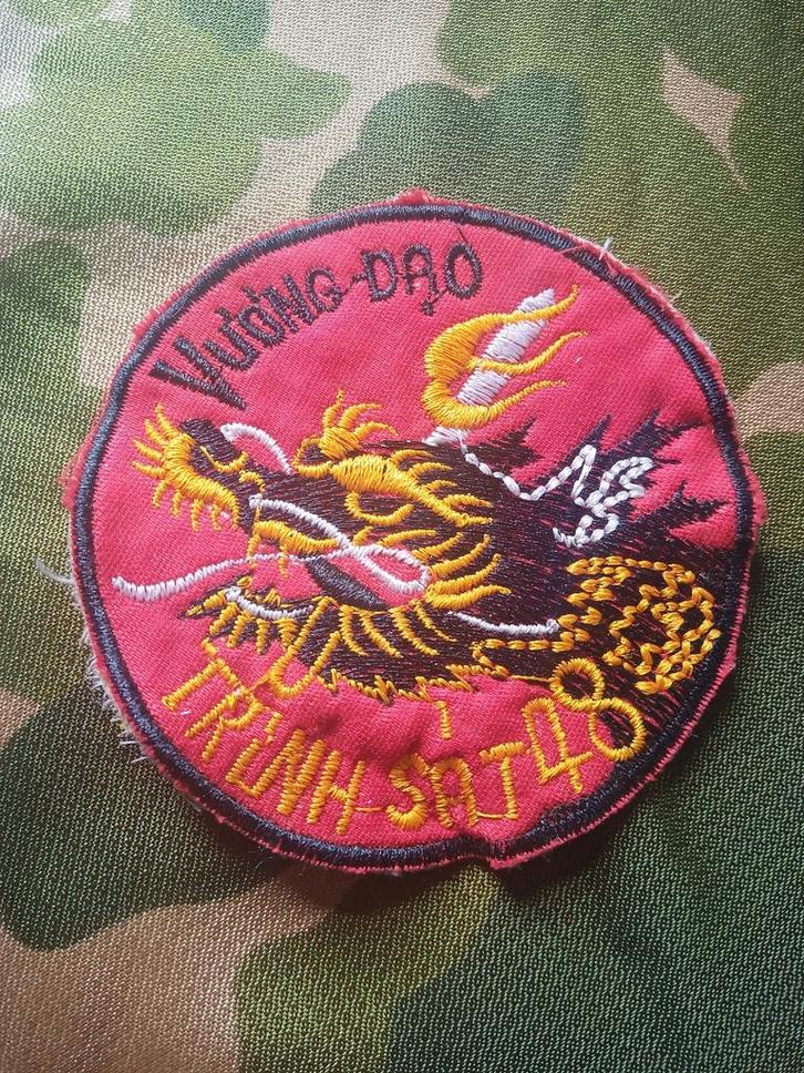 Geborduurde ARVN-badge uit de VS, Vietnam, lees de aankondig, Verzamelen, Militaria | Algemeen, Landmacht, Embleem of Badge
