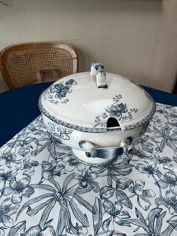 Soepterrine in frans aardewerk beschikbaar voor biedingen