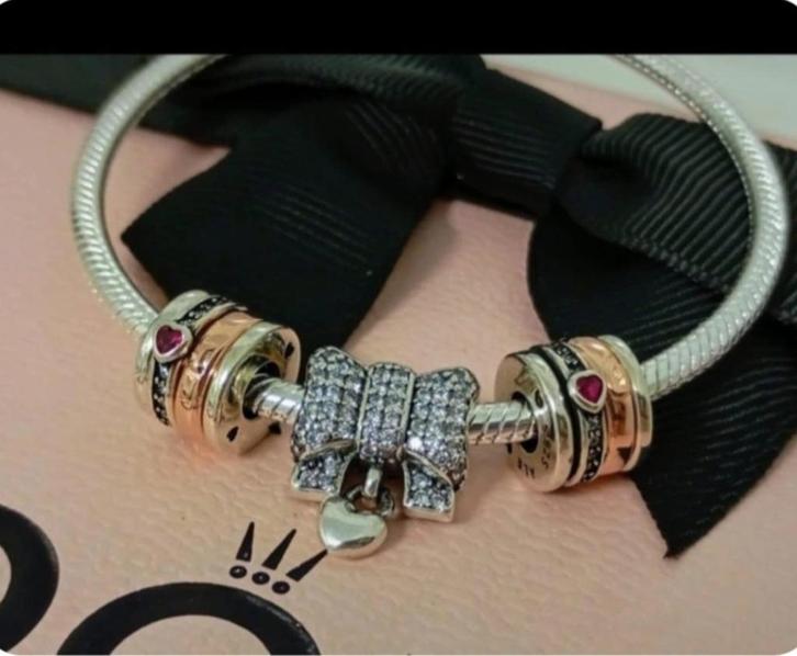 Bracelet coeur i fini + 3 charmes Pandora, Handtassen en Accessoires, Bedels, Nieuw, Pandora, Zilver, Verzenden