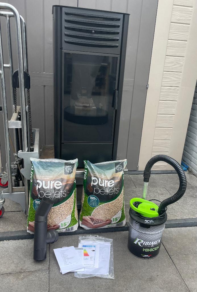 PelletKachel bijna nieuw !!! + pellets en stofzuiger, Huis en Inrichting, Kachels, Zo goed als nieuw, Vrijstaand, Pelletkachel