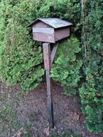 Oude vintage aluminium brievenbus op stevige ijzeren paal., Tuin en Terras, Brievenbussen, Ophalen, Gebruikt, Aluminium, Staande brievenbus