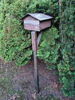 Oude vintage aluminium brievenbus op stevige ijzeren paal., Tuin en Terras, Ophalen, Gebruikt, Aluminium, Staande brievenbus