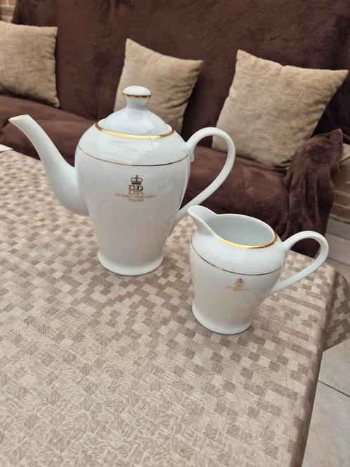 Queen Elizabeth golden jubilee theepot en melkkannetje, Antiek en Kunst, Antiek | Servies compleet, Ophalen of Verzenden