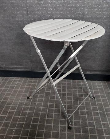 rond (60 cm) wit plooituintafeltje met twee plooistoelen beschikbaar voor biedingen