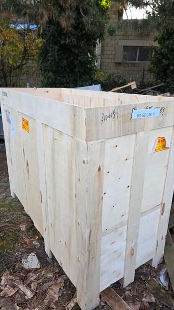 Paletten en houten verpakkingsmateriaal / kratten gratis beschikbaar voor biedingen
