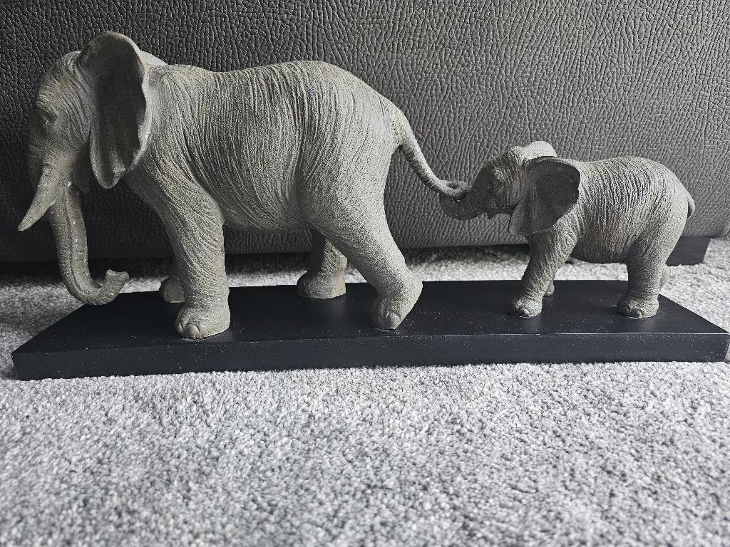 Decoratie standbeeld: 2 grijze olifanten met zwart onderstel, Huis en Inrichting, Woonaccessoires | Overige, Zo goed als nieuw