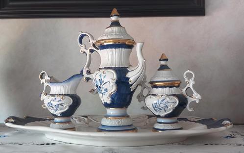 Decoratieve Koffiepot suikerpot melkkannetje en schaal.., Antiek en Kunst, Antiek | Porselein, Ophalen