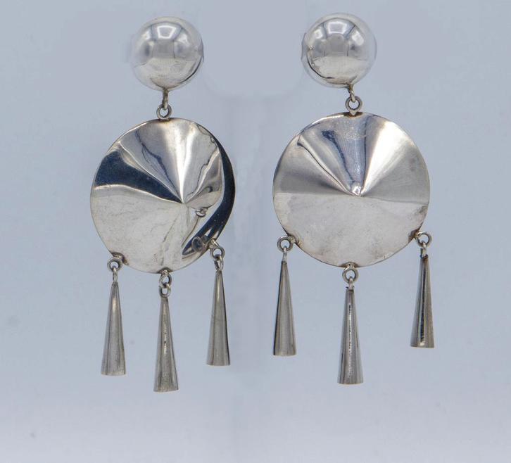 Moderne oorbellen in zilver ,design stijl, Handtassen en Accessoires, Oorbellen, Nieuw, Knopjes of Stekers, Zilver, Zilver, Ophalen of Verzenden