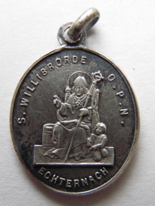M56 * Antiek Scapulier Medaillon * S. WILLIBRORDE, Verzamelen, Religie, Ophalen of Verzenden