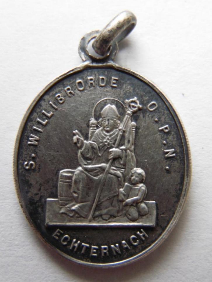 M56 * Antiek Scapulier Medaillon * S. WILLIBRORDE, Verzamelen, Religie, Ophalen of Verzenden