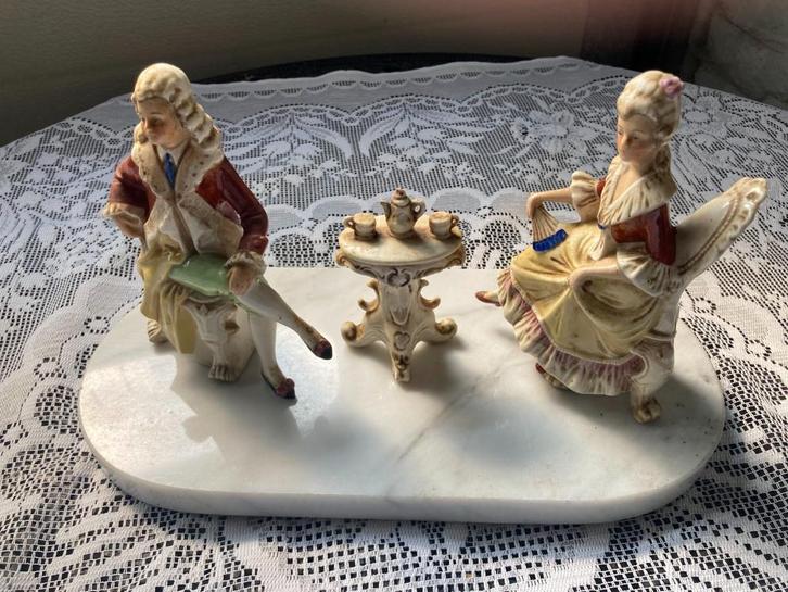 Antiek porseleinen beeld – koppel aan koffietafel, Antiek en Kunst, Antiek | Porselein, Ophalen of Verzenden