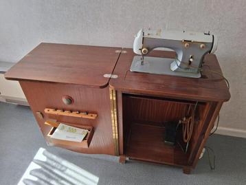Vintage naaimachine in kast, Enlèvement
