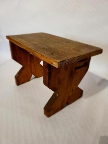 Joli tabouret de rebord de fenêtre en bois disponible aux enchères