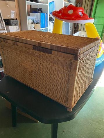 Grote Rotan opbergmand / kist beschikbaar voor biedingen