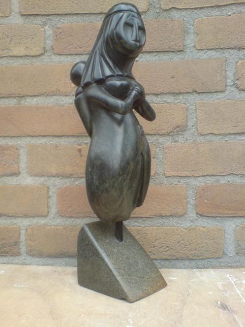 "AFRICAN MOTHER and CHILD" - beeld uit indiase steen., Antiquités & Art, Art | Sculptures & Bois, Enlèvement