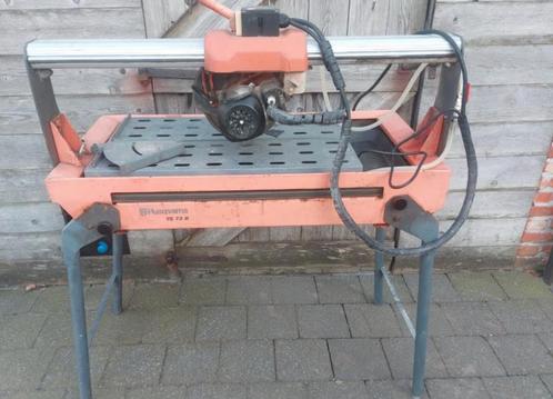 husqvarna tegelzaag, Doe-het-zelf en Bouw, Gereedschap | Zaagmachines, Zo goed als nieuw, Afkortzaag, 600 tot 1200 watt, 30 tot 70 mm