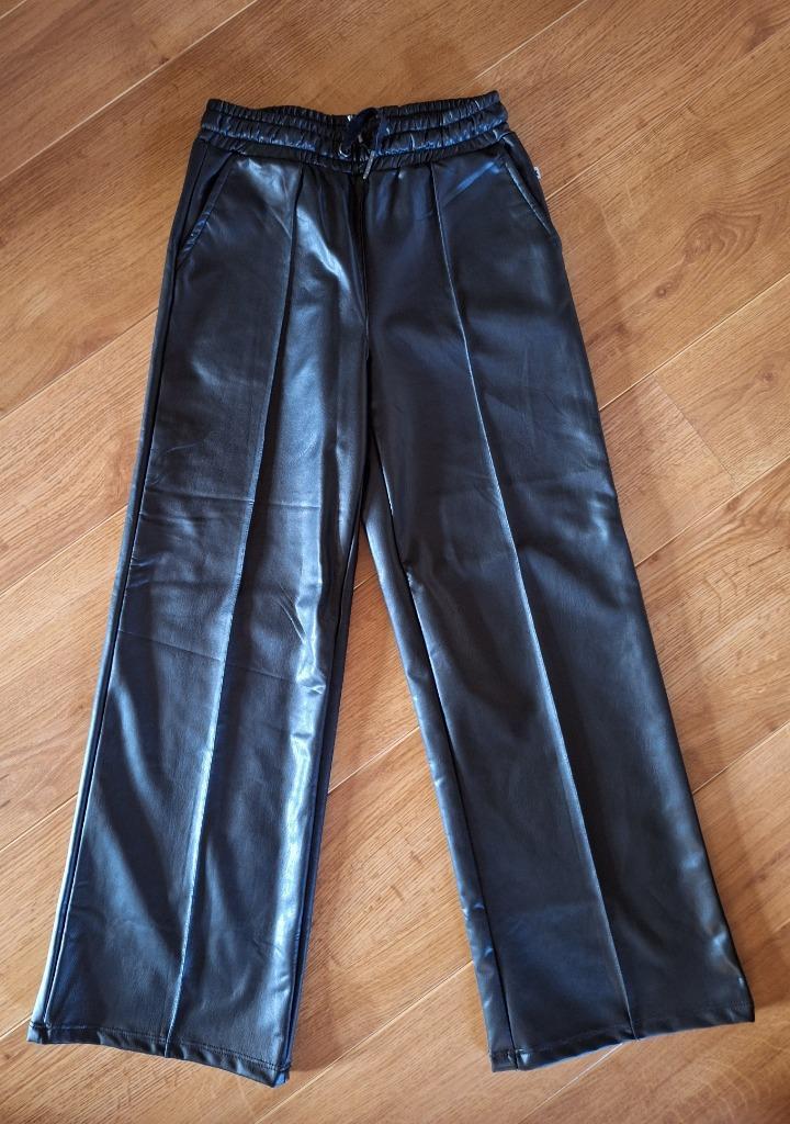 WE zwarte lederen broek 128, Enfants & Bébés, Vêtements enfant | Taille 128, Comme neuf, Fille, Pantalon, Enlèvement ou Envoi