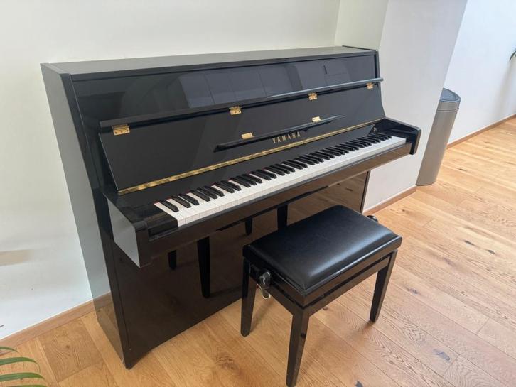 Yamaha B1 Acoustic Upright Piano in excellent condition, Musique & Instruments, Pianos, Comme neuf, Piano, Noir, Brillant, Enlèvement