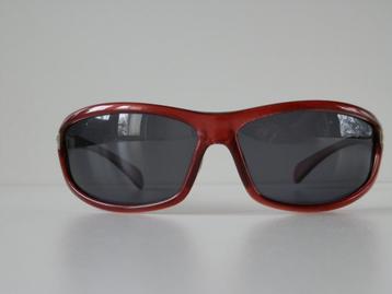 Knobbout zonnebril . Design . beschikbaar voor biedingen