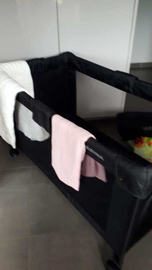 Bedje Koelstra, matras, hoeslaken en nieuw dekbed voor bedje, Kinderen en Baby's, Babywiegjes en Ledikanten, Zo goed als nieuw